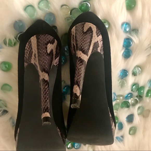 Via Neroli Suede Platform Pumps - Picture 7 of 7